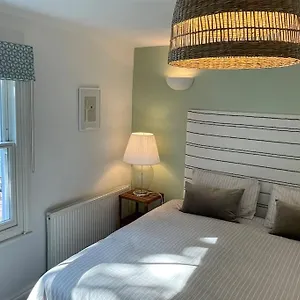 bristol-townhouse-with-harbour-views-sleeps-7.cardiffhotelswales.com/