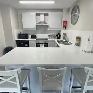 Hosted By Ryan - 2 Bedroom Liverpool