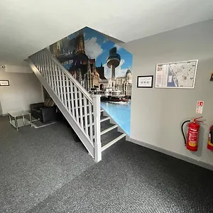Hosted By Ryan - 2 Bedroom Liverpool