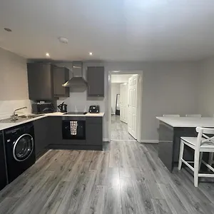 Hosted By Ryan - 2 Bedroom Liverpool