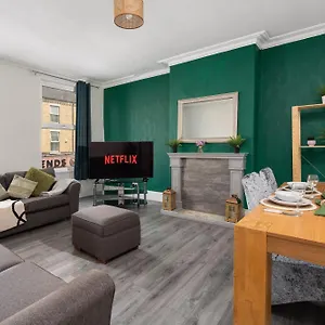 Spacious 4-bedroom - Free Public Parking Liverpool